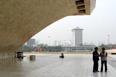 ���i�X�̑���B�������Ɍ�����̂̓K���r���w�B