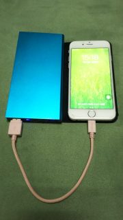 モバイルバッテリー：iPhone充電中