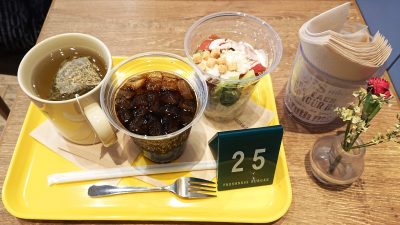ドリンクとサラダ｜フレッシュネスバーガー 新川崎スクエア
