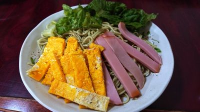 茶ざるを冷やし中華風に｜せい麺や／梅ざる茶ざる
